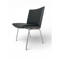 Kastrup" airport chair by Hans Wegner 